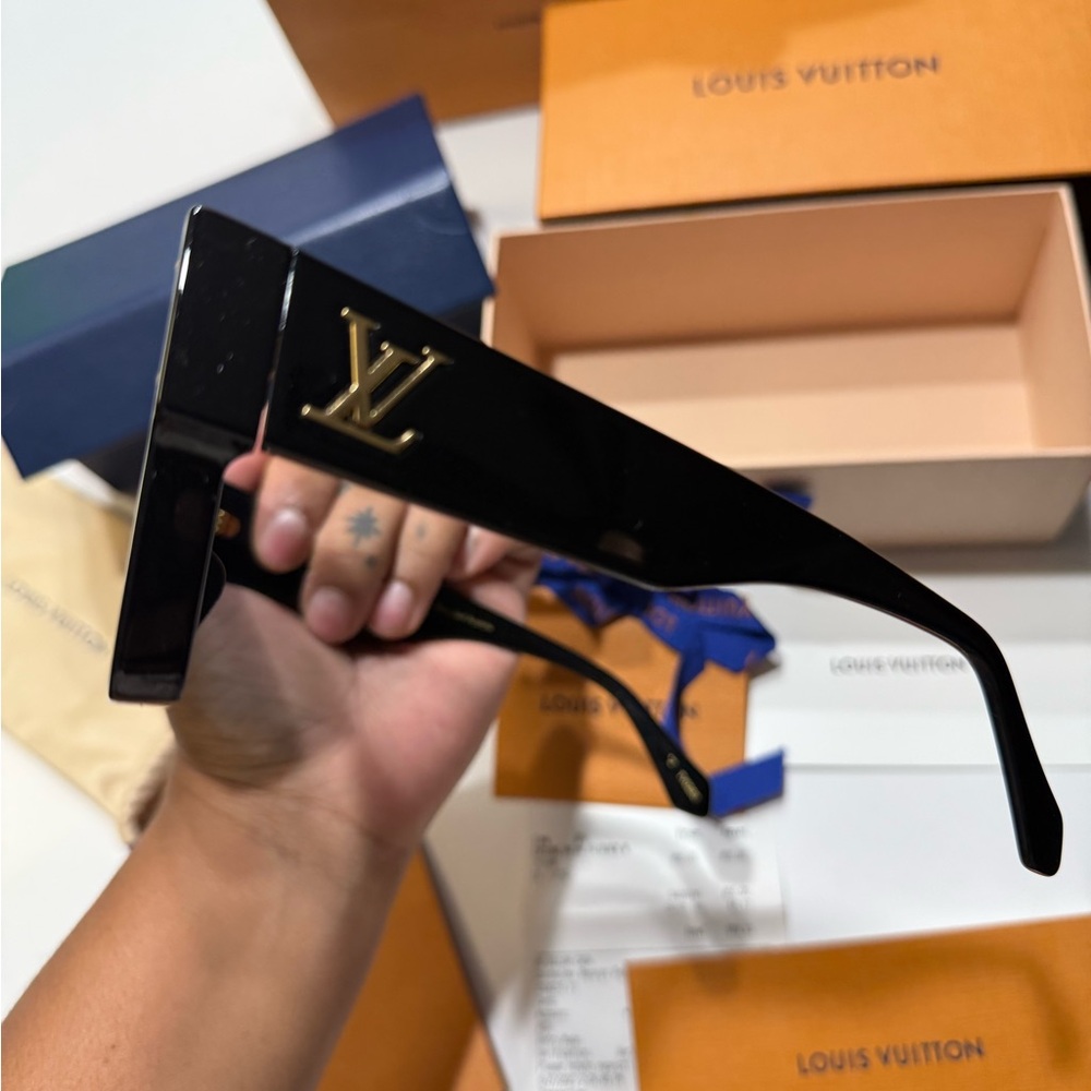 Louis Vuitton Black Sunglasses with Gold Details - Picture 7 of 11